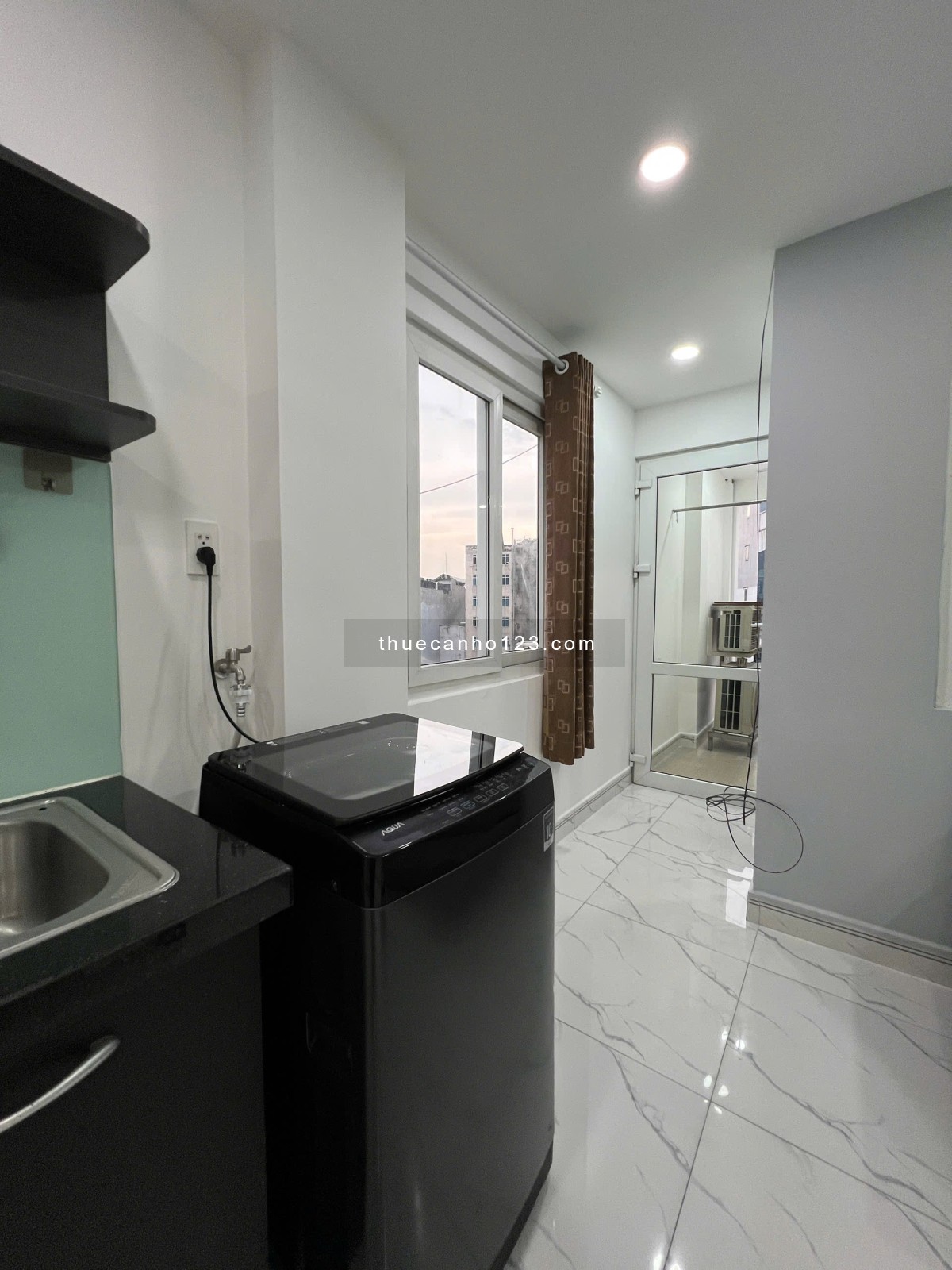 Căn hộ ban công, máy giặt riêng, ngay sân bay Tân Sơn Nhất.