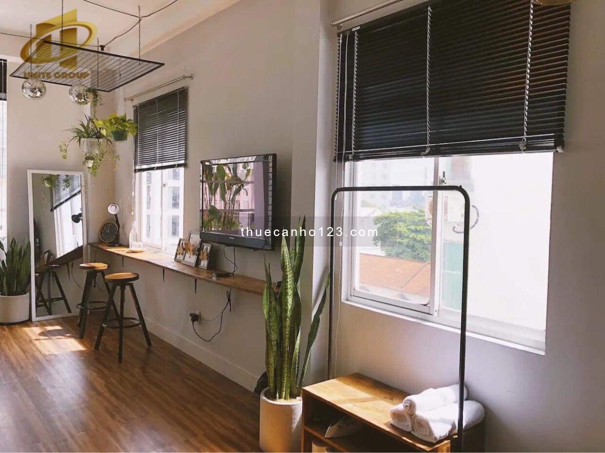 Cho thuê căn hộ ban công, đủ nội thất mặt tiền Đoàn Như Hài Q4, gần ĐH Luật, cầu Khánh Hội