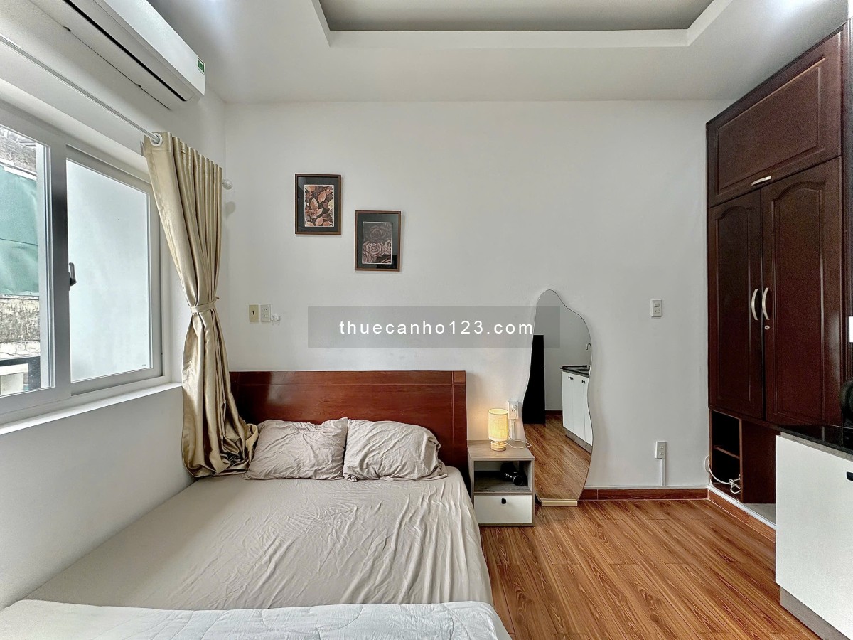 Cho thuê căn hộ ban công, đầy đủ nội thất Q1 gần phố đi bộ Nguyễn Huệ, Takashimaya, cầu Calmette