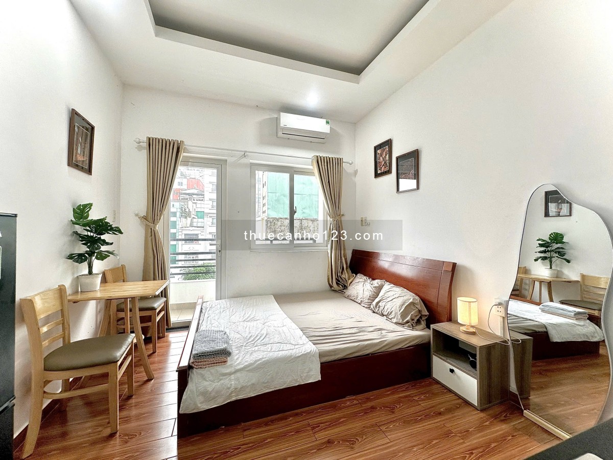 Cho thuê căn hộ ban công, đầy đủ nội thất Q1 gần phố đi bộ Nguyễn Huệ, Takashimaya, cầu Calmette