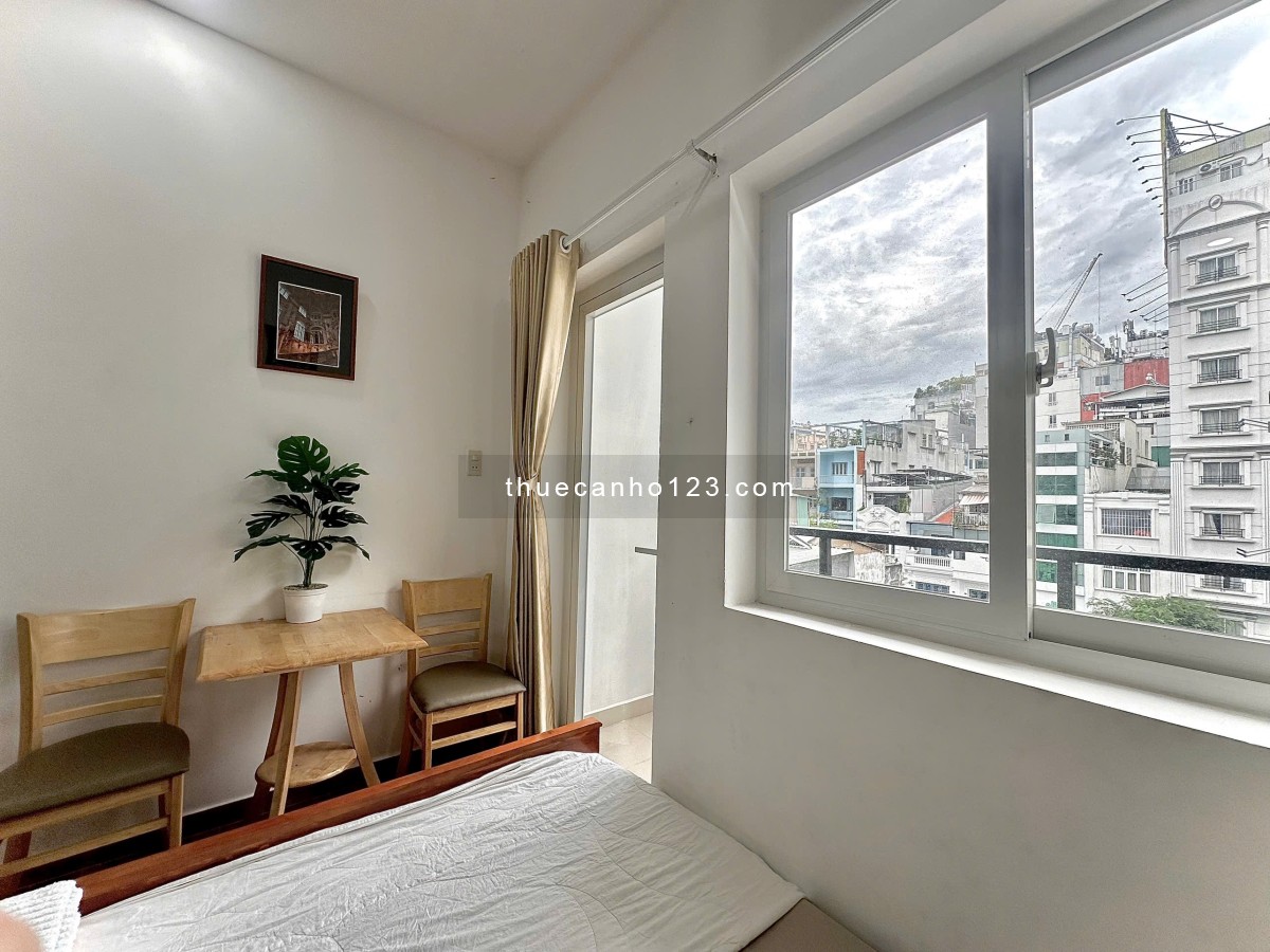 Cho thuê căn hộ ban công, đầy đủ nội thất Q1 gần phố đi bộ Nguyễn Huệ, Takashimaya, cầu Calmette