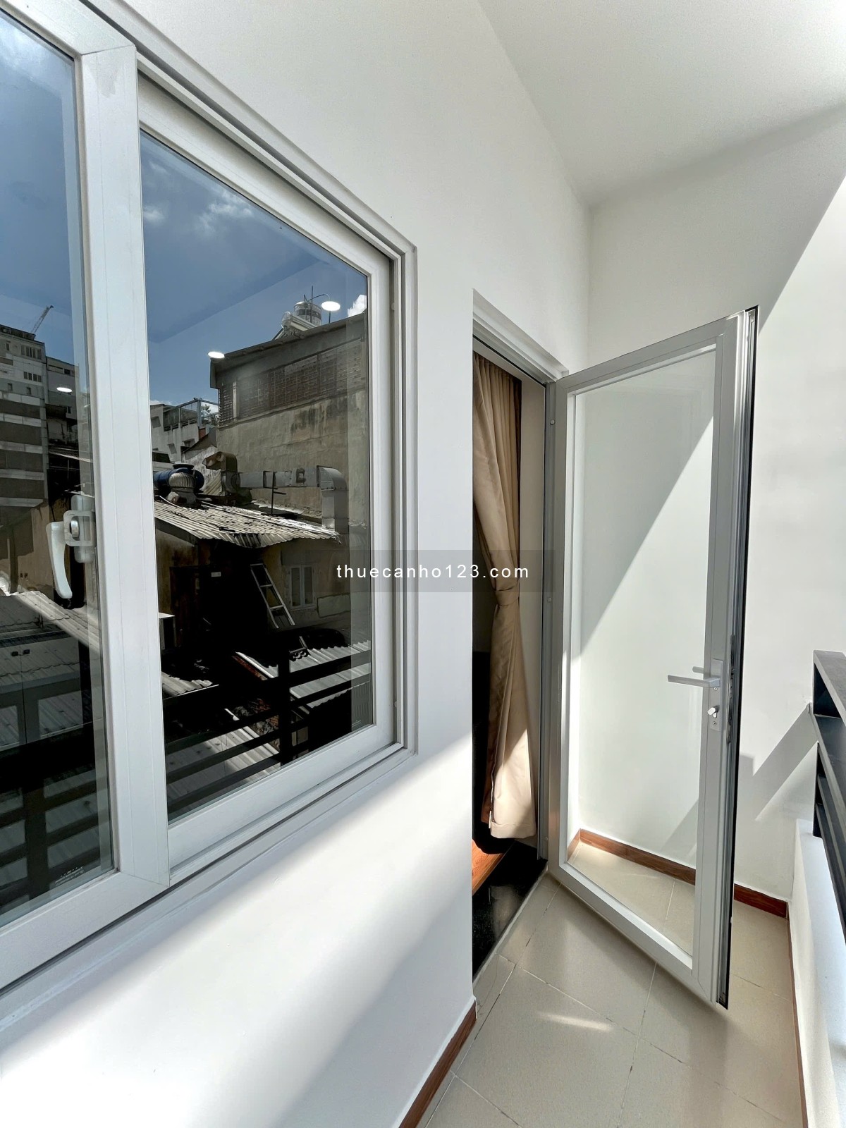 Cho thuê căn hộ ban công, đầy đủ nội thất Q1 gần phố đi bộ Nguyễn Huệ, Takashimaya, cầu Calmette