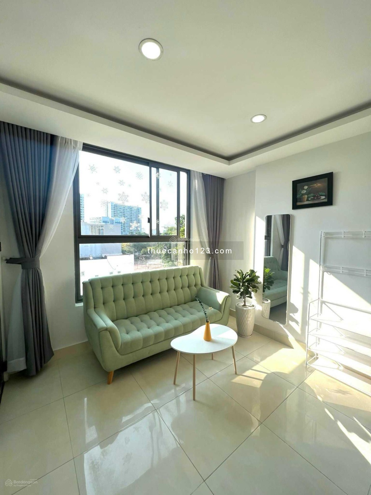 Cho thuê nhanh căn hộ 1PN dạng studio có lô gia giặt phơi giá chỉ 10tr/tháng.