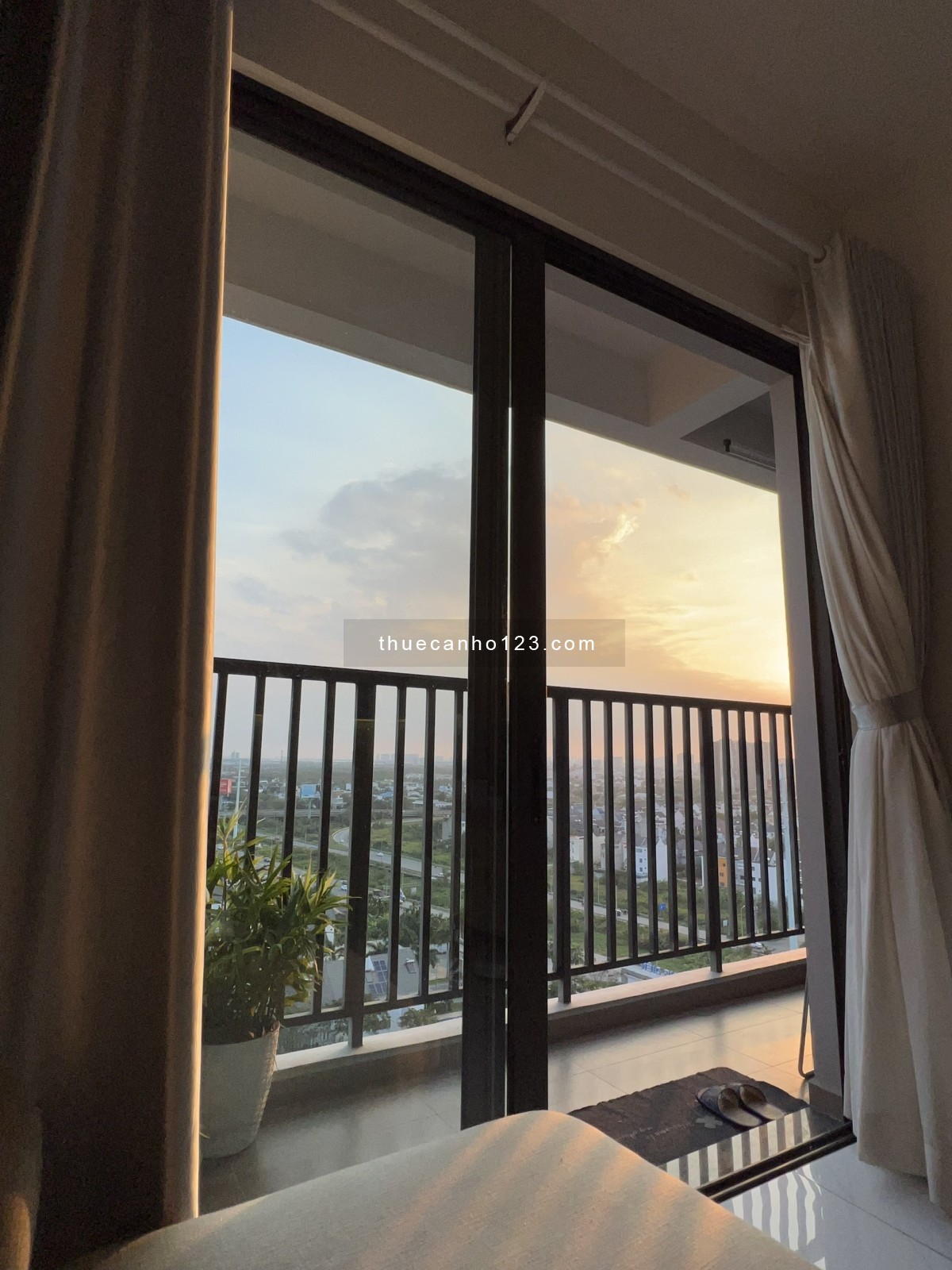 Cho thuê căn hộ 2 phòng ngủ view nhìn về Q1, nội thất cơ bản, Safira Khang Điền, 9 triệu/ tháng