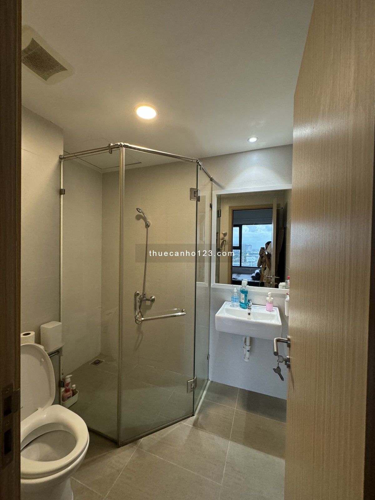 Cho thuê căn hộ 2 phòng ngủ view nhìn về Q1, nội thất cơ bản, Safira Khang Điền, 9 triệu/ tháng