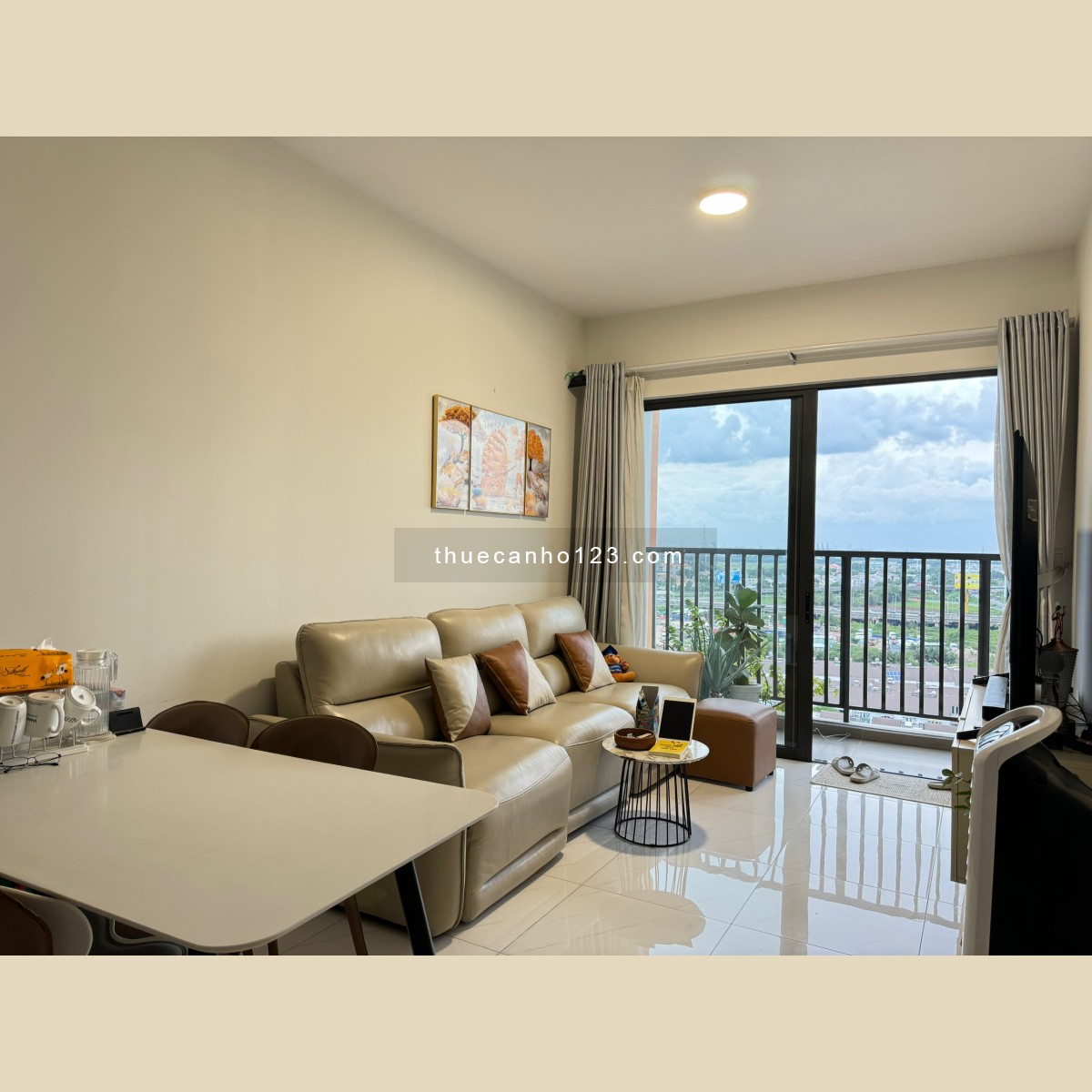 Cho thuê căn hộ 2 phòng ngủ view nhìn về Q1, nội thất cơ bản, Safira Khang Điền, 9 triệu/ tháng