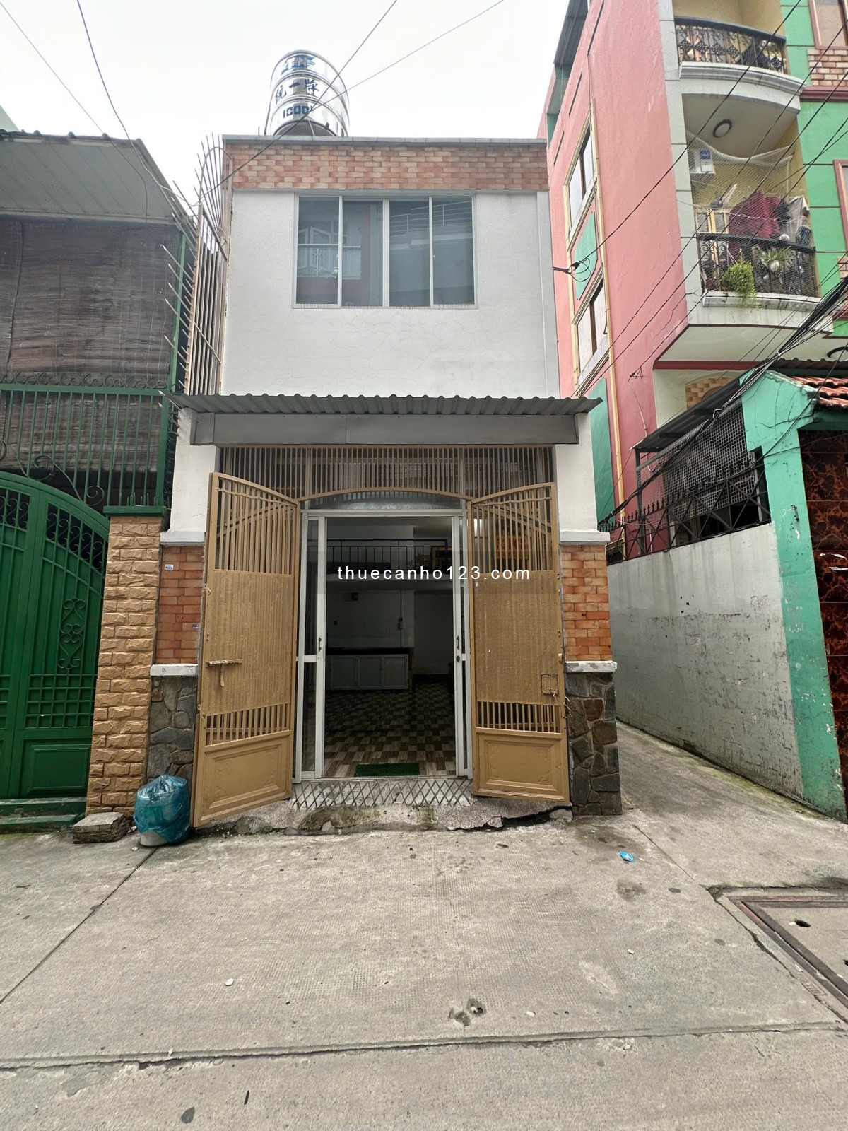 Cho thuê nguyên lầu 1, 1 trệt 1 gác có sẵn nội thất, mặt tiền hẻm CMT8 Quận 10 ra được Tô Hiến Thành