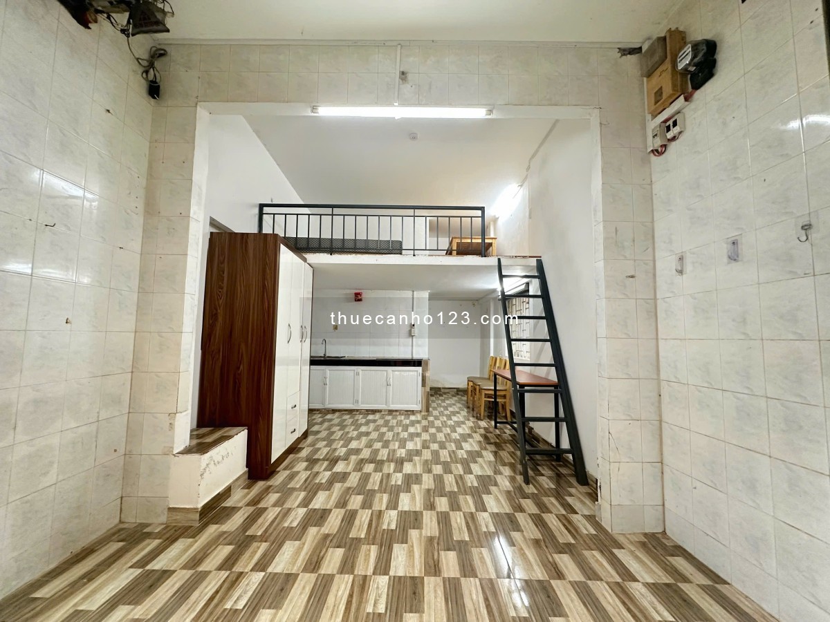 Cho thuê nguyên lầu 1, 1 trệt 1 gác có sẵn nội thất, mặt tiền hẻm CMT8 Quận 10 ra được Tô Hiến Thành