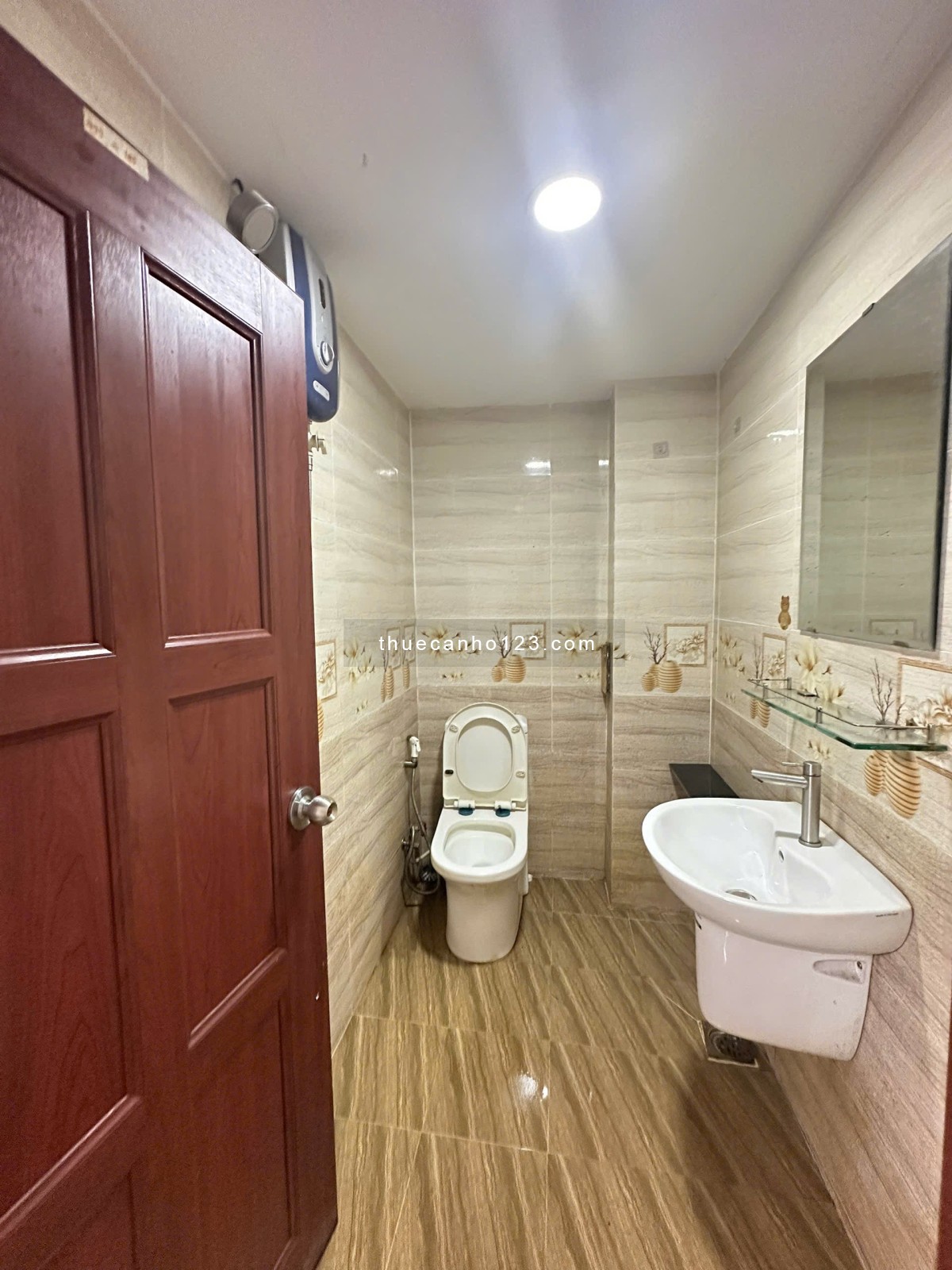 Cho thuê nguyên lầu 1, 1 trệt 1 gác có sẵn nội thất, mặt tiền hẻm CMT8 Quận 10 ra được Tô Hiến Thành