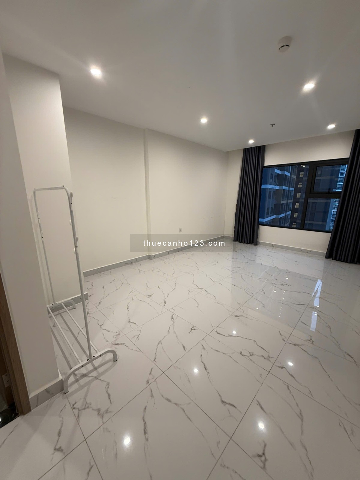 CHO THUÊ CĂN HỘ 1PN+ VINHOMES GRAND PARK QUẬN 9 - NHÀ TRỐNG KỆ BẾP RÈM - GIÁ RẺ 5 triệu/tháng