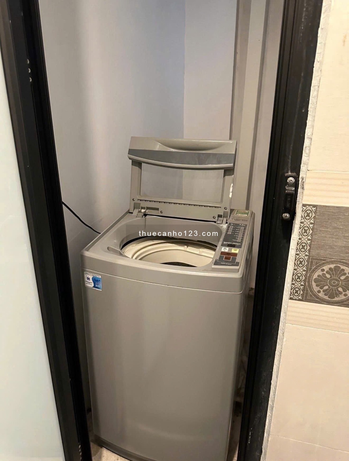 Cho thuê căn hộ 2 phòng ngủ 70m², gần Học viện Hàng không, ban công thoáng mát.