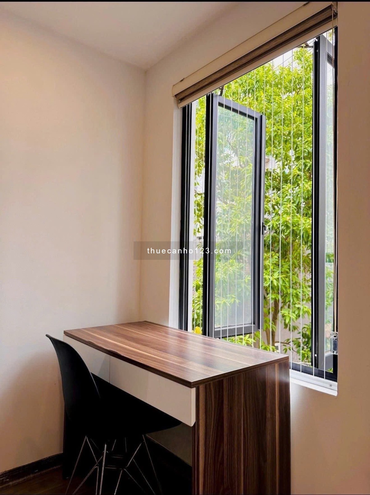 Cho thuê căn hộ 2 phòng ngủ 70m², gần Học viện Hàng không, ban công thoáng mát.