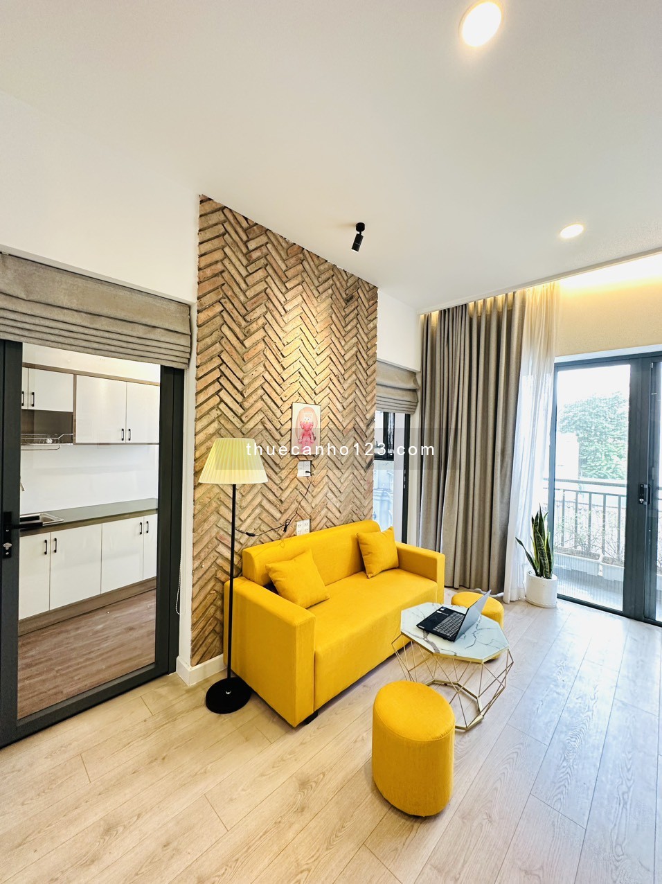 Cho thuê căn hộ quận 3 cửa sổ trời tách bếp, ban công gần ĐH Sư Phạm, cầu Lê Văn Sỹ, Phú Nhuận, Bình