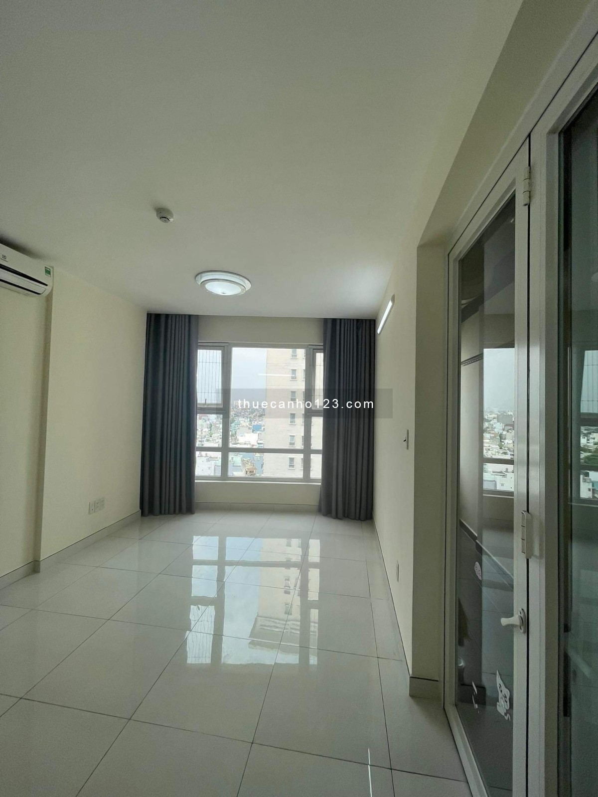 Cần cho thuê gấp căn hộ 590 CMT8 Đường Sắt Q3 , Dt 114m2, 3 phòng ngủ, nhà trang bị nội thất, nhà rộ