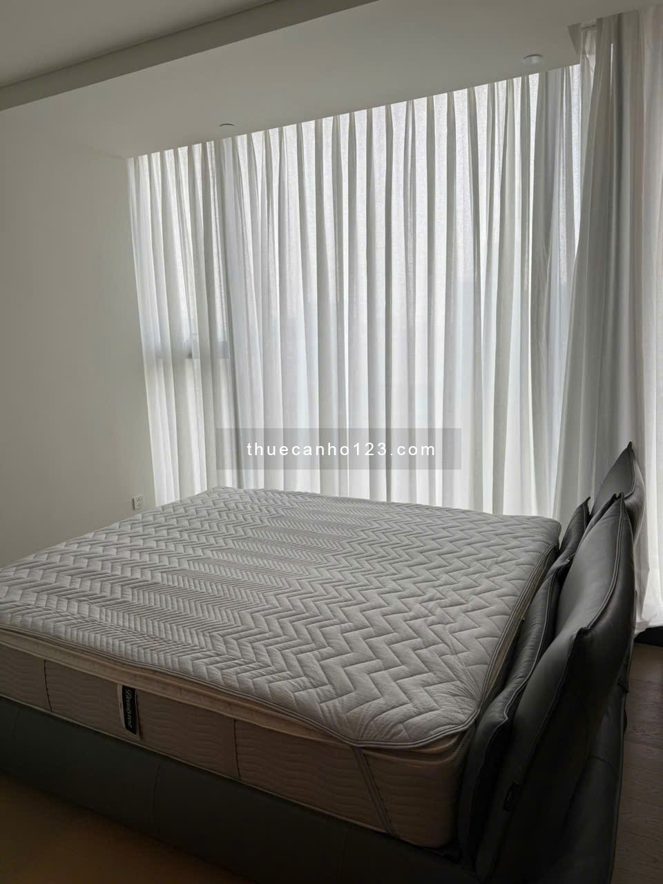 Cho thuê căn hộ Opera Residences – Trực diện view Cầu Ba Son.