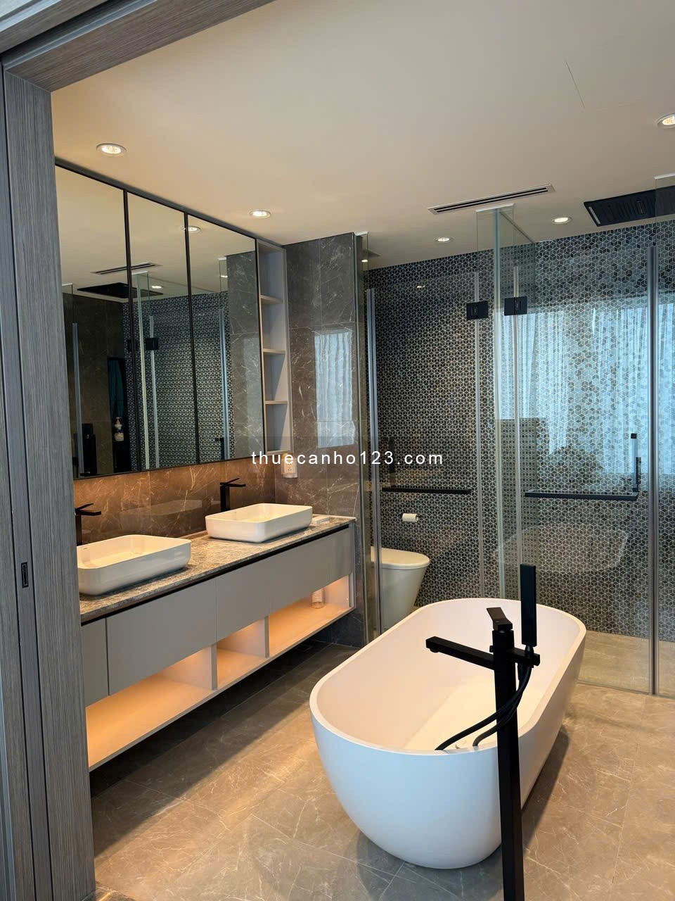 Cho thuê căn hộ Opera Residences – Trực diện view Cầu Ba Son.