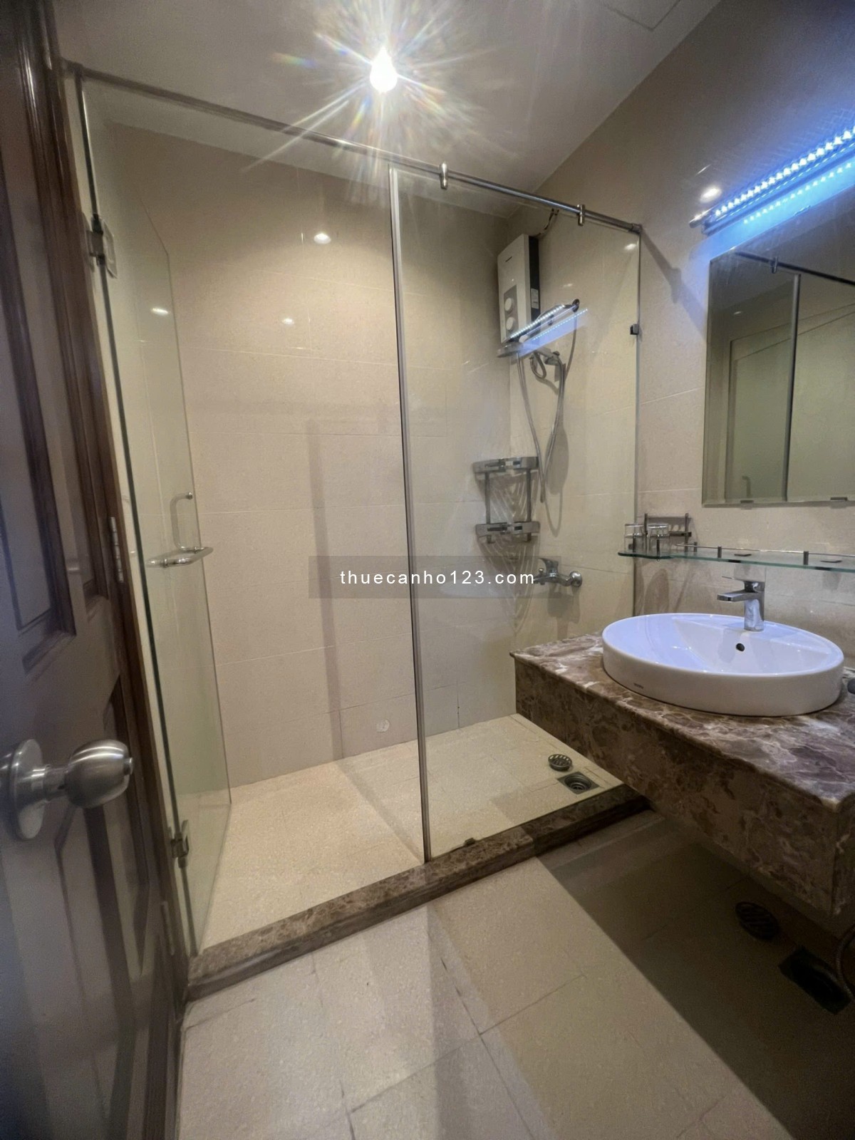 Cho thuê căn hộ 1PN chung cư Sky Center nội thất cơ bản giá 11 tr/th.LH 0932192028-Mai