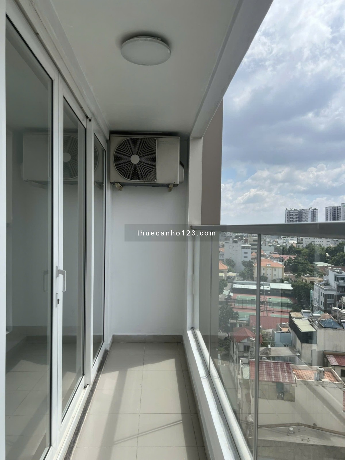 Cho thuê căn hộ 1PN chung cư Sky Center nội thất cơ bản giá 11 tr/th.LH 0932192028-Mai