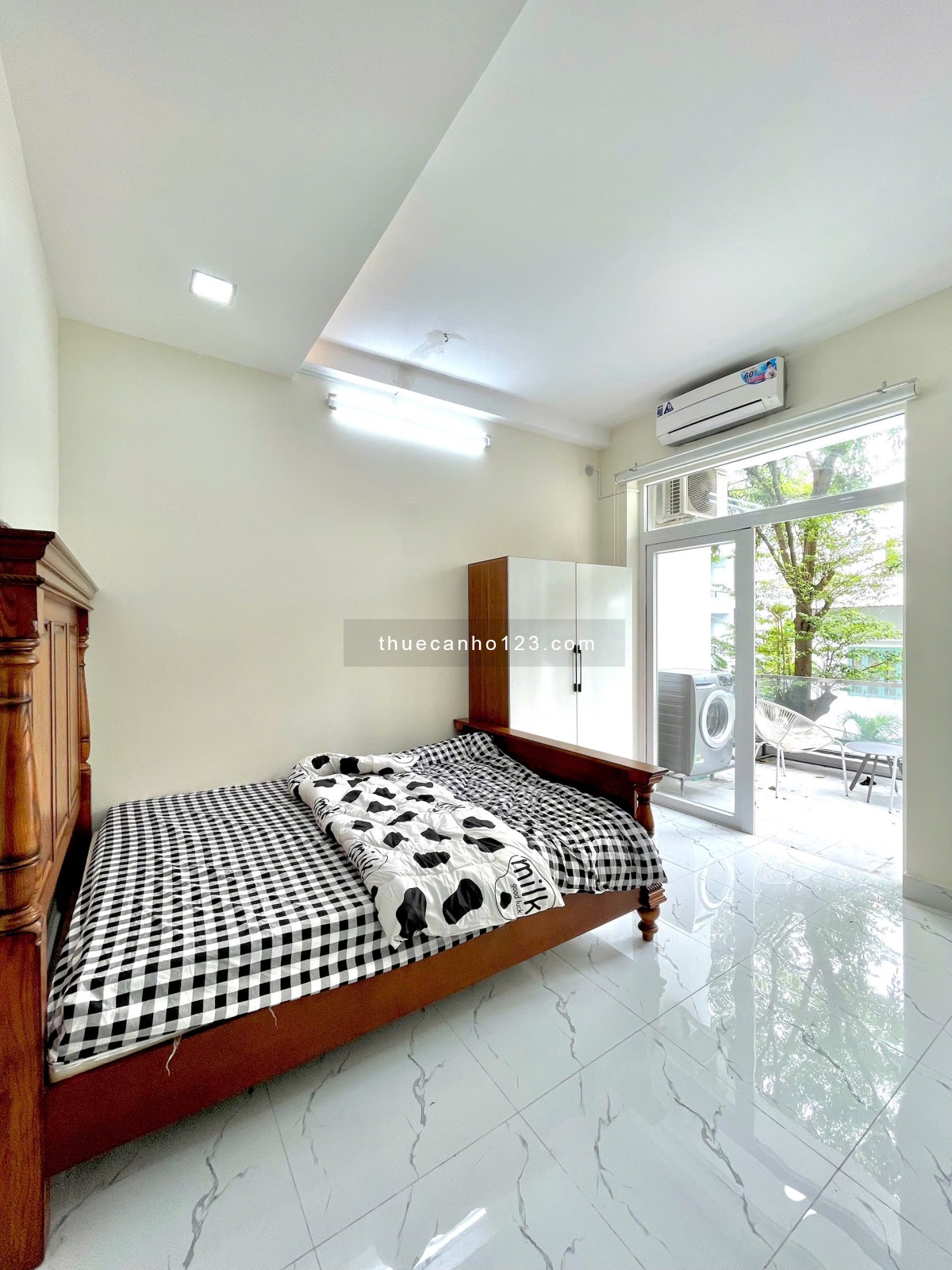 Studio có ban công, cửa sổ thoáng mát, nội thất như ảnh – gần ĐH Công Thương, Aeon, Big C – Máy giặt