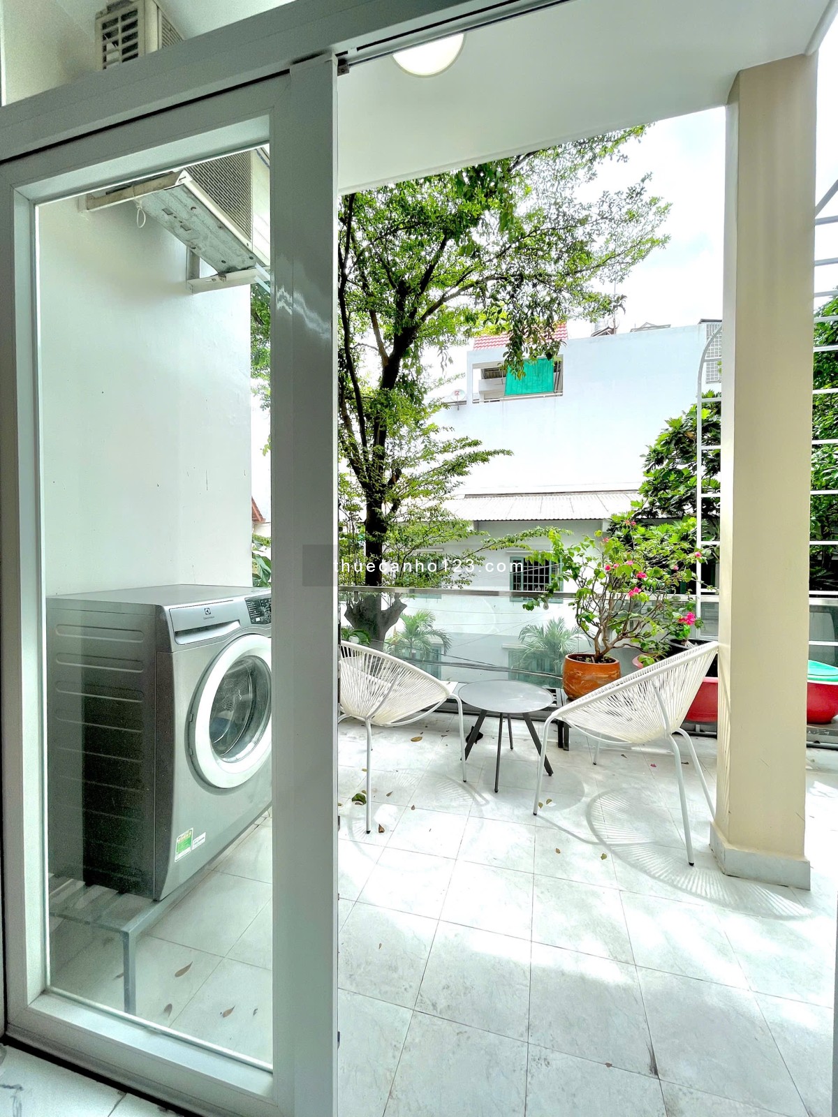 Studio có ban công, cửa sổ thoáng mát, nội thất như ảnh – gần ĐH Công Thương, Aeon, Big C – Máy giặt