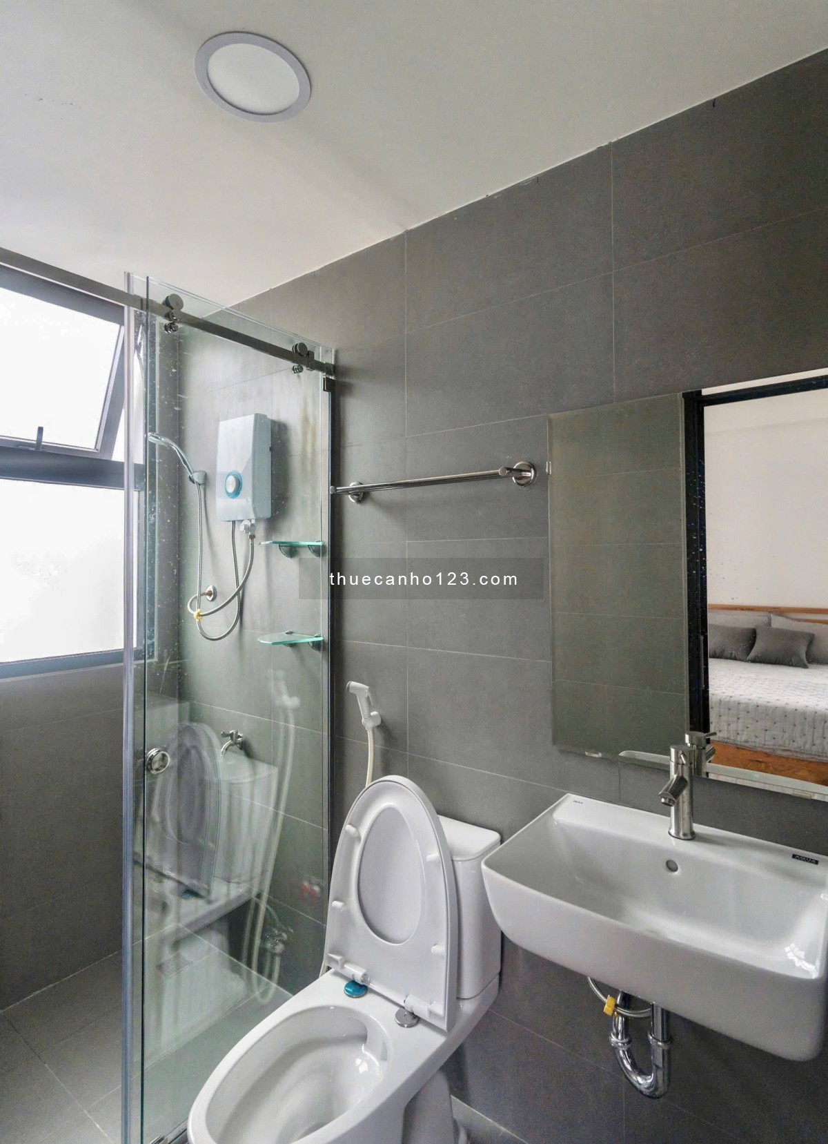 Cho thuê căn hộ studio full nội thất, có 2 ban công – Gần công viên Hoàng Văn Thụ, phố Phan Xích Lon