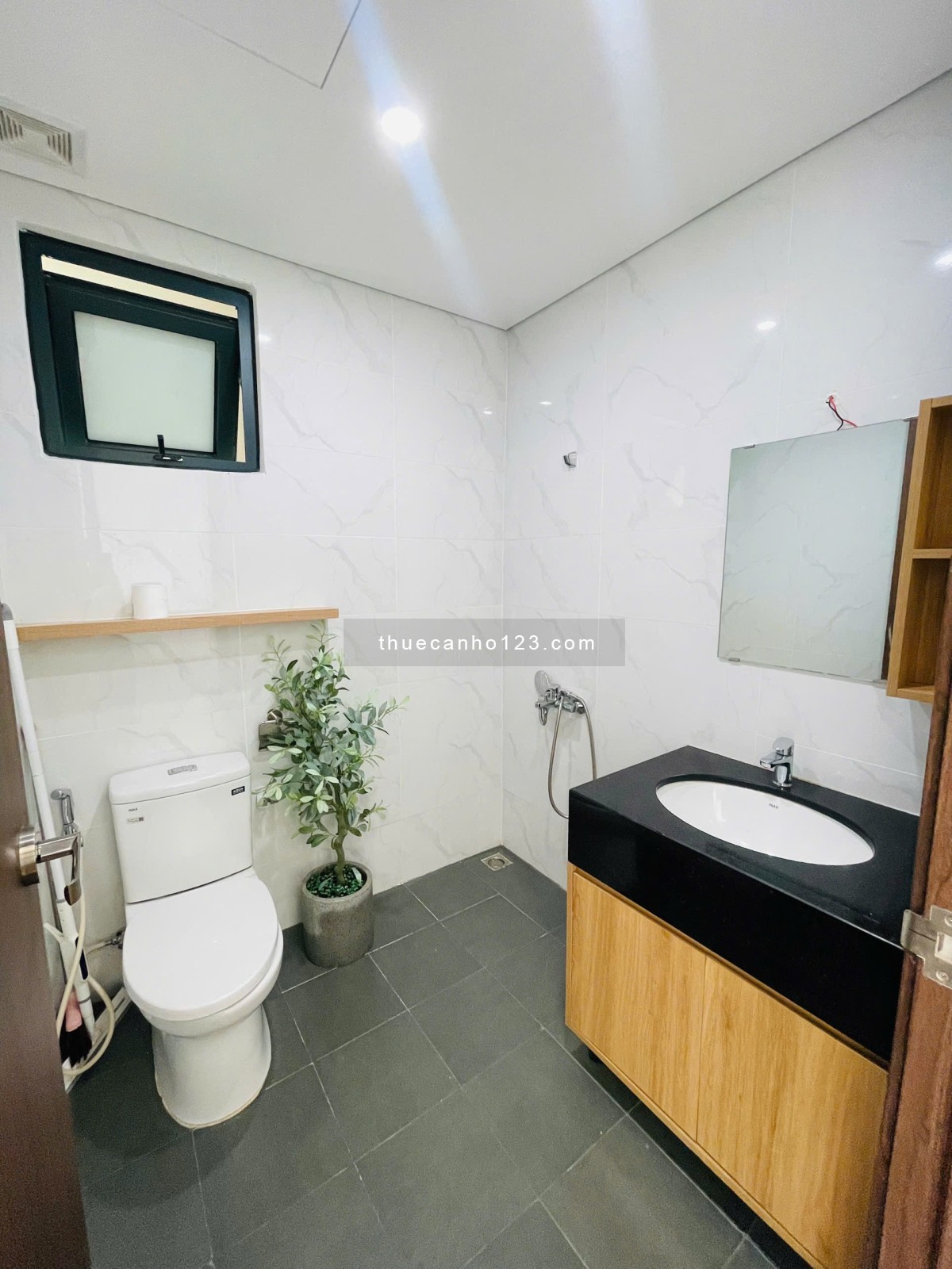 Cho thue CC FPT Plaza 2 view biển, tầng cao, 71m2, 2n 2WC, full nội thất