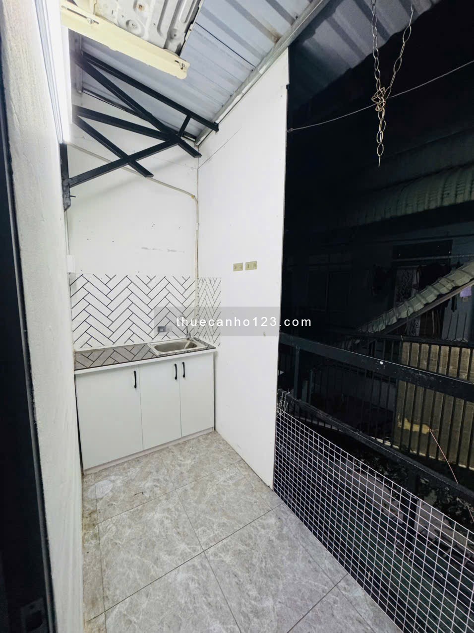 Cho thuê căn hộ Hậu Giang, phường 4, Tân Bình – 1 phòng ngủ, tách bếp, có ban công, full nội thất.