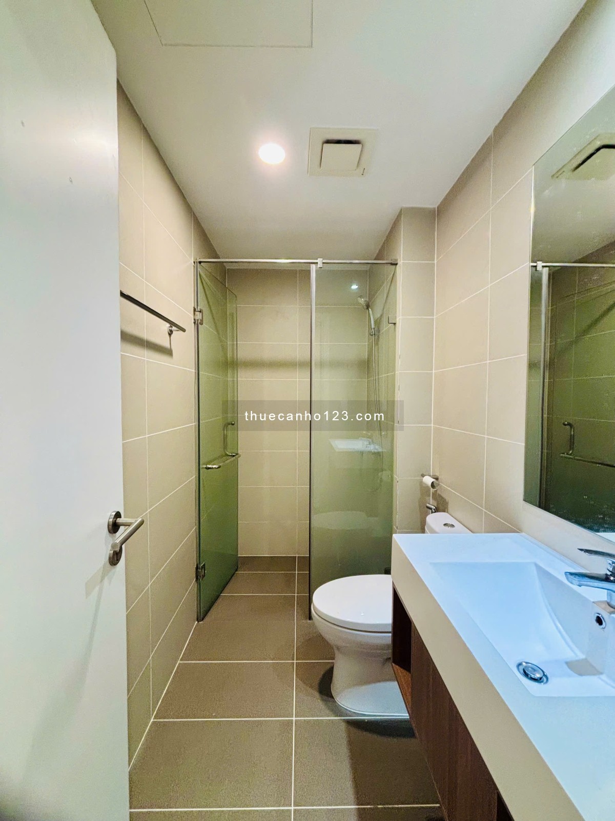 Chính chủ mới mua cho thuê lại căn tầng cao, đủ đồ. Liên hệ 0389.869.036