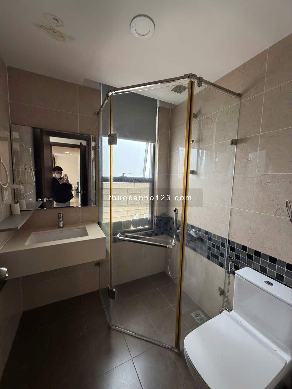 THUÊ CĂN HỘ TRESOR 3PN2WC 98M2 BAN CÔNG VIEW THOÁNG TẦNG CAO SÁT BẾN VÂN ĐỒN QUẬN 4,Q1 LH 0775924600