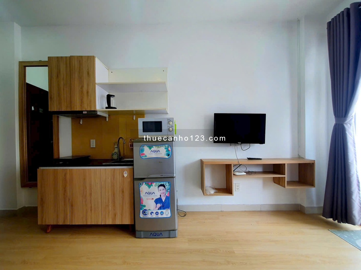 Thuê ngay studio ban công 35m2 tại Nguyễn Hữu Cảnh gần Pearl Plaza ngay ngã tư Hàng Xanh
