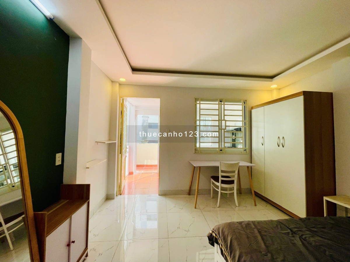 Căn hộ dịch vụ ban công tách bếp, gần chợ Bến Thành, Bitexco, phố đi bộ, công viên 23/9,...