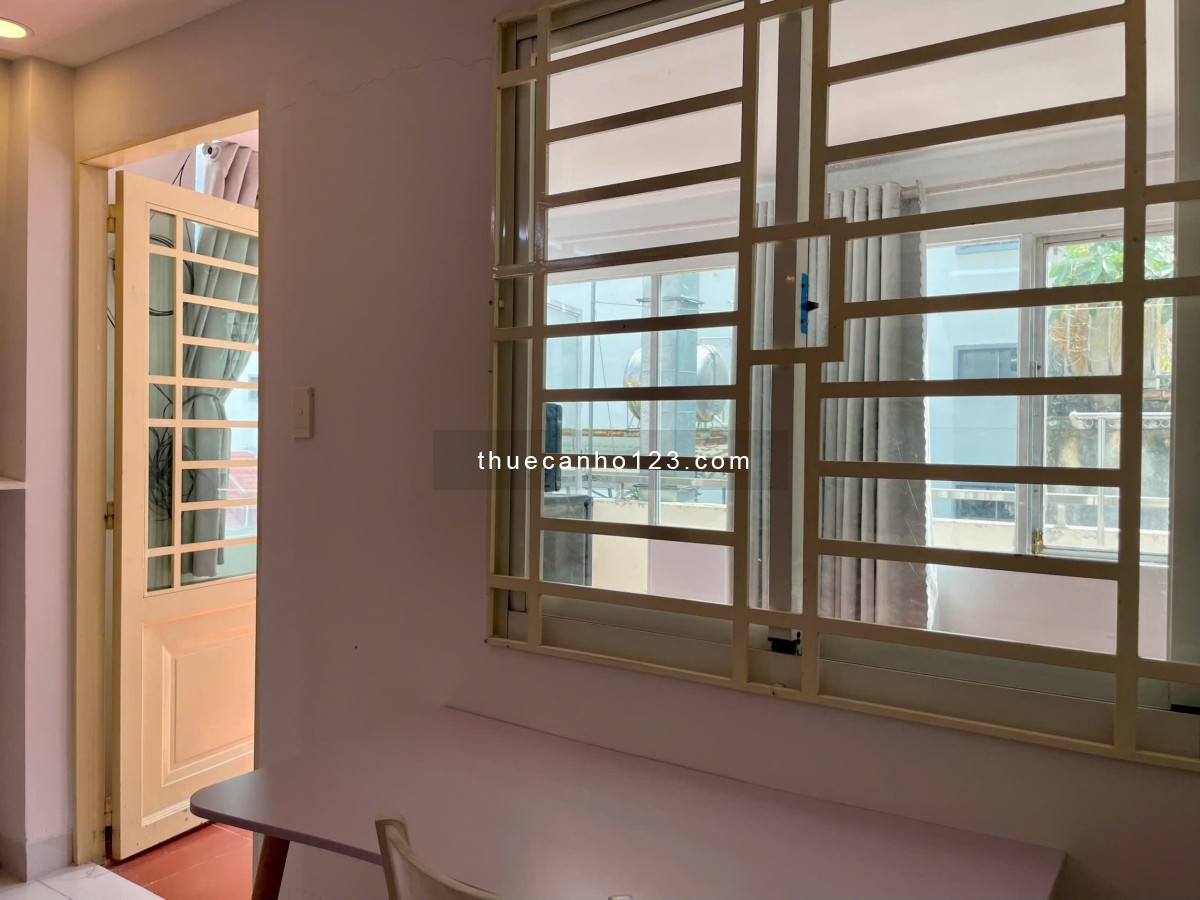 Căn hộ dịch vụ ban công tách bếp, gần chợ Bến Thành, Bitexco, phố đi bộ, công viên 23/9,...