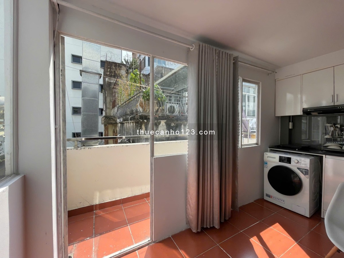 Căn hộ dịch vụ ban công tách bếp, gần chợ Bến Thành, Bitexco, phố đi bộ, công viên 23/9,...