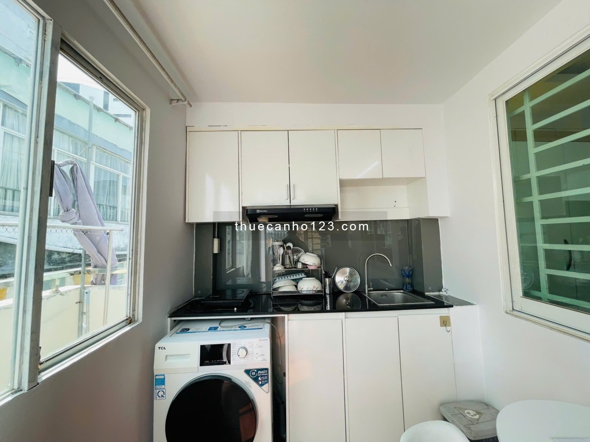 Căn hộ dịch vụ ban công tách bếp, gần chợ Bến Thành, Bitexco, phố đi bộ, công viên 23/9,...