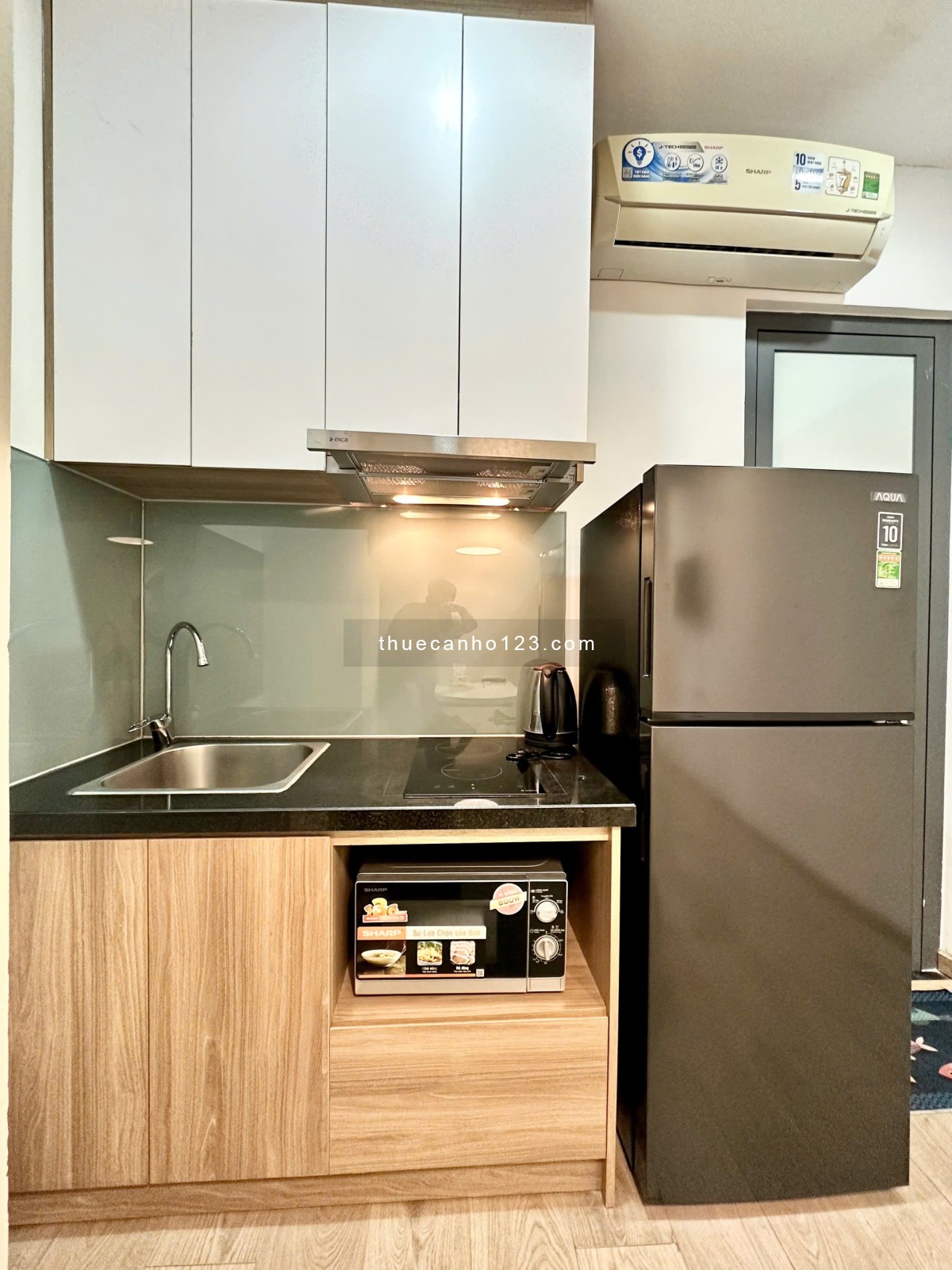 Cho thuê căn hộ 1PN Ban Công Lớn, Thang Máy, Oto tận nhà, Gần Ngã Tư Hàng Xanh, Landmark81