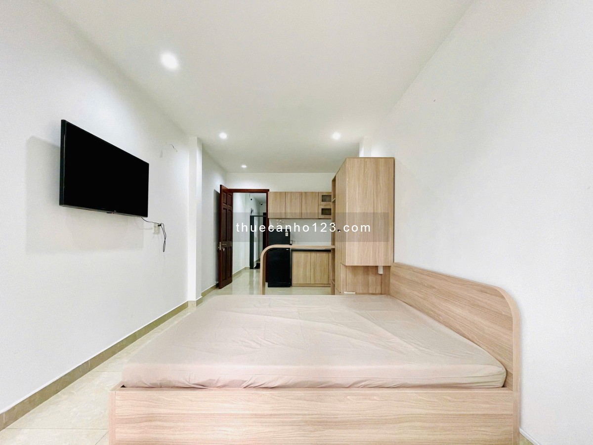 Cho thuê studio ban công cách công viên Lê Văn Tám chỉ 100m, gần chợ Tân Định, nhà thờ Tân Định,...