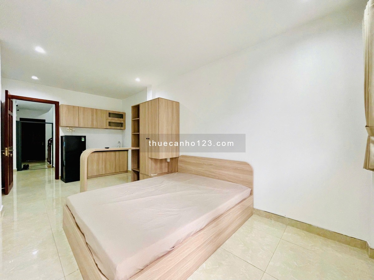 Cho thuê studio ban công cách công viên Lê Văn Tám chỉ 100m, gần chợ Tân Định, nhà thờ Tân Định,...