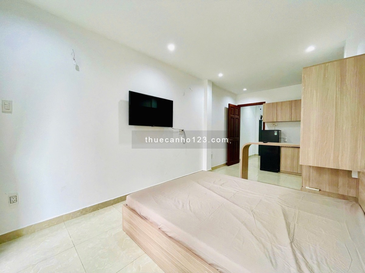Cho thuê studio ban công cách công viên Lê Văn Tám chỉ 100m, gần chợ Tân Định, nhà thờ Tân Định,...