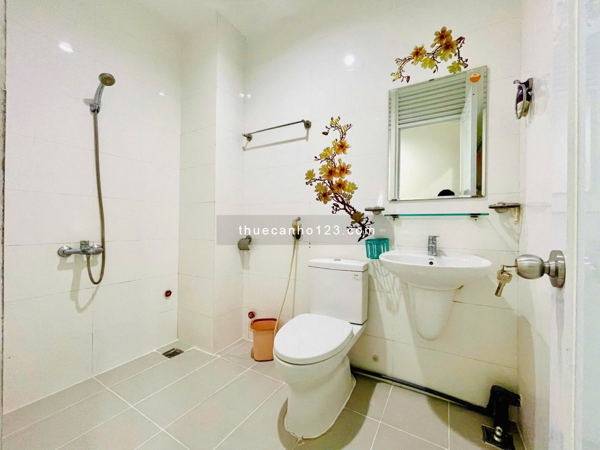 Cho thuê studio ban công cách công viên Lê Văn Tám chỉ 100m, gần chợ Tân Định, nhà thờ Tân Định,...