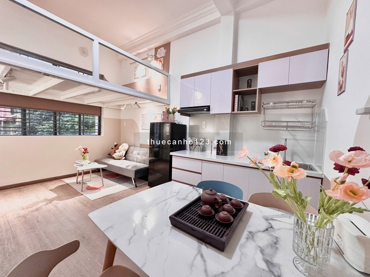 Căn hộ dạng duplex gác cao, có ban công thoáng mát, gần các trường ĐH Hutech,UEF,Hồng Bàng.