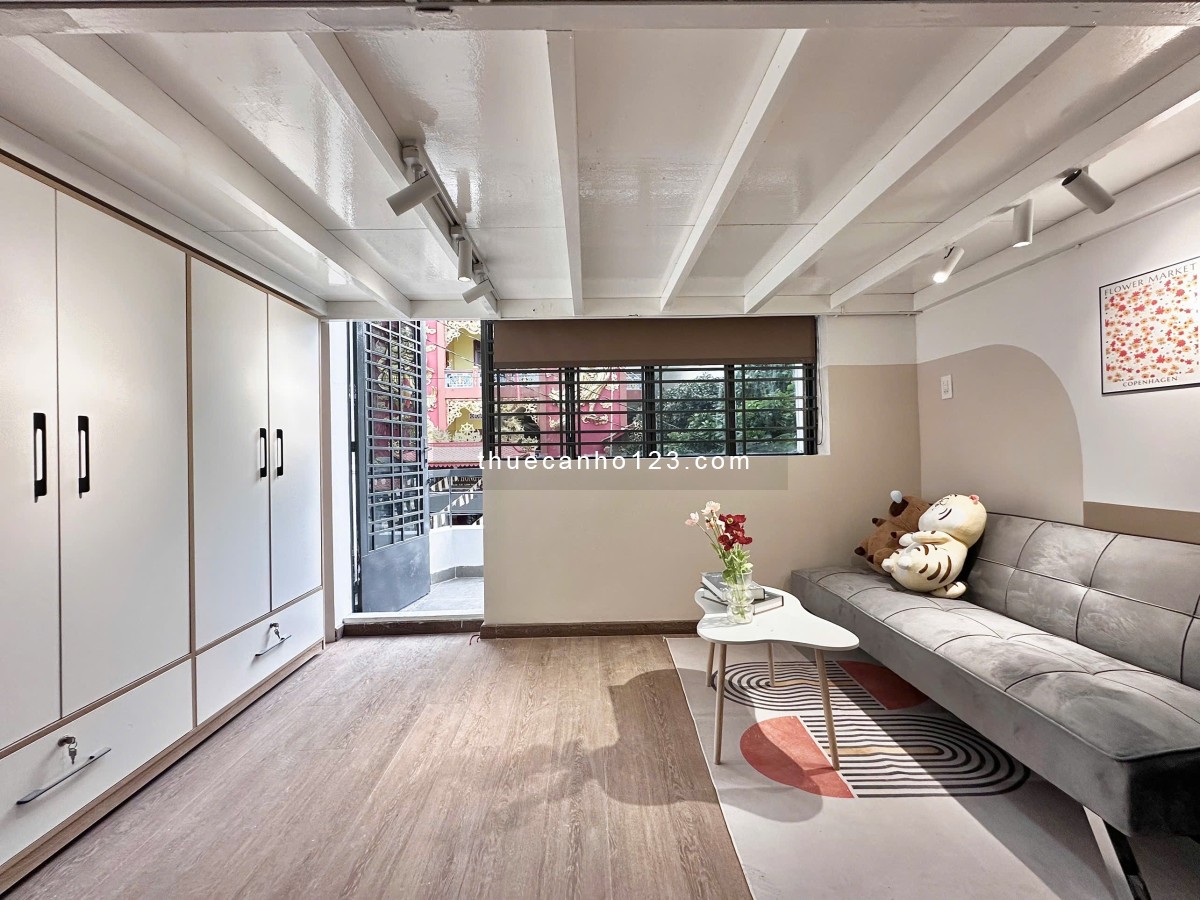 Căn hộ dạng duplex gác cao, có ban công thoáng mát, gần các trường ĐH Hutech,UEF,Hồng Bàng.