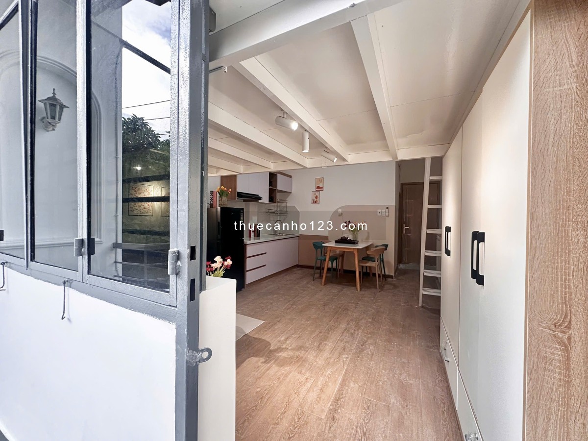 Căn hộ dạng duplex gác cao, có ban công thoáng mát, gần các trường ĐH Hutech,UEF,Hồng Bàng.