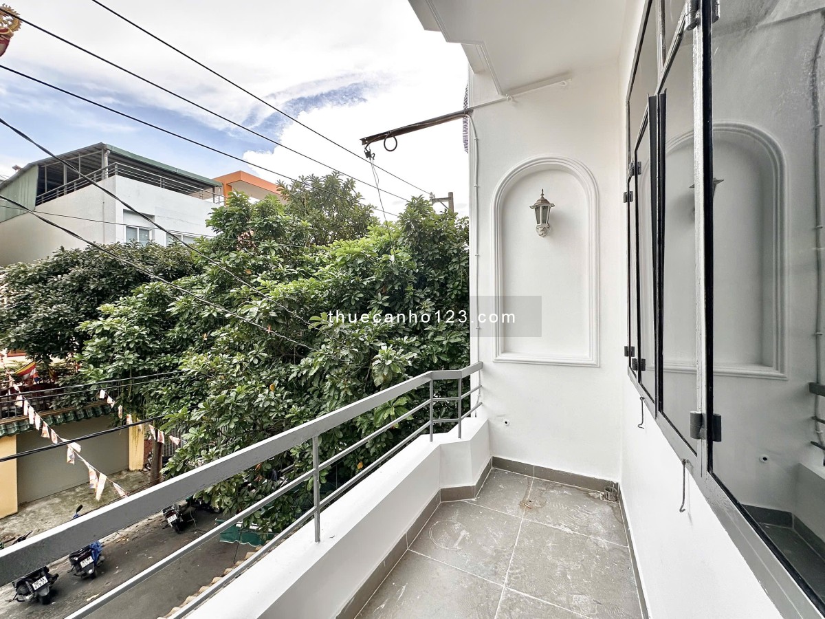 Căn hộ dạng duplex gác cao, có ban công thoáng mát, gần các trường ĐH Hutech,UEF,Hồng Bàng.