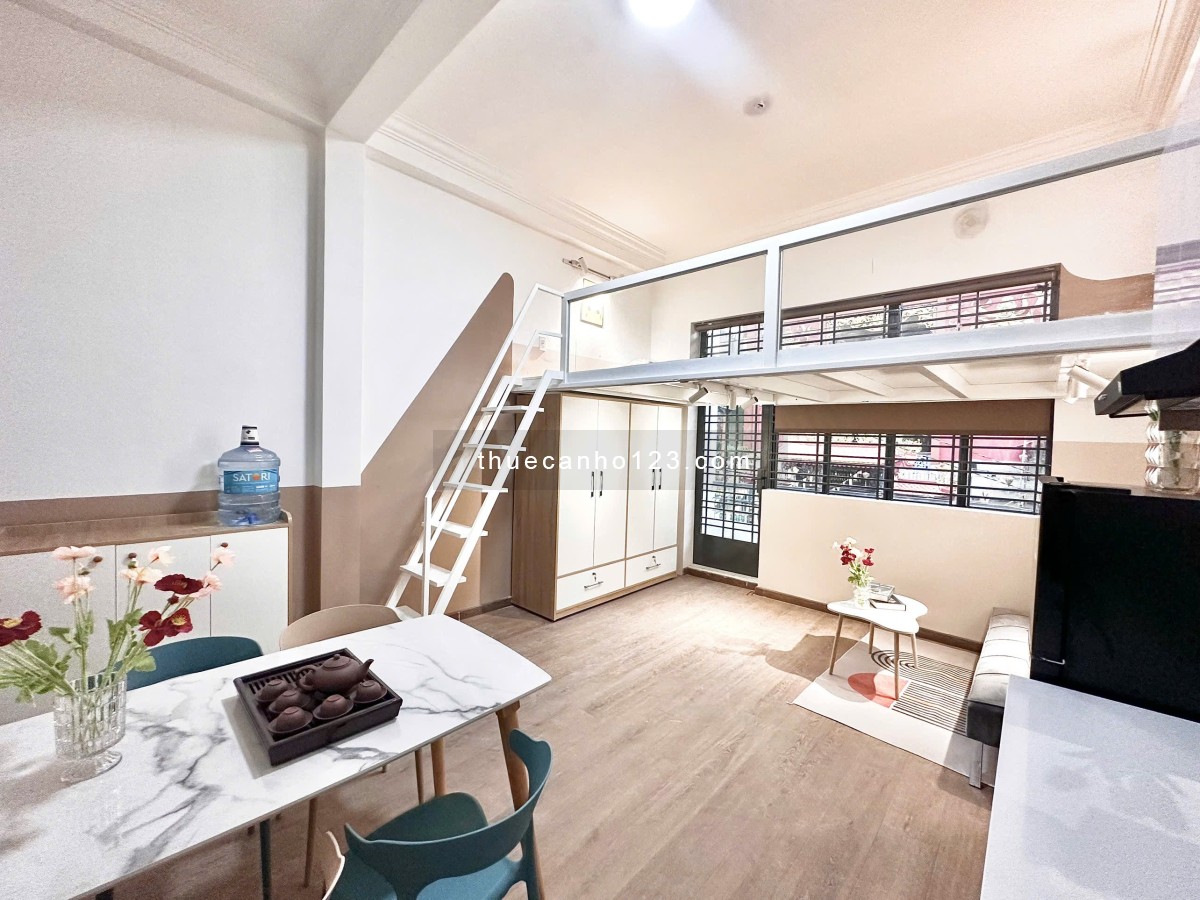 Căn hộ dạng duplex gác cao, có ban công thoáng mát, gần các trường ĐH Hutech,UEF,Hồng Bàng.