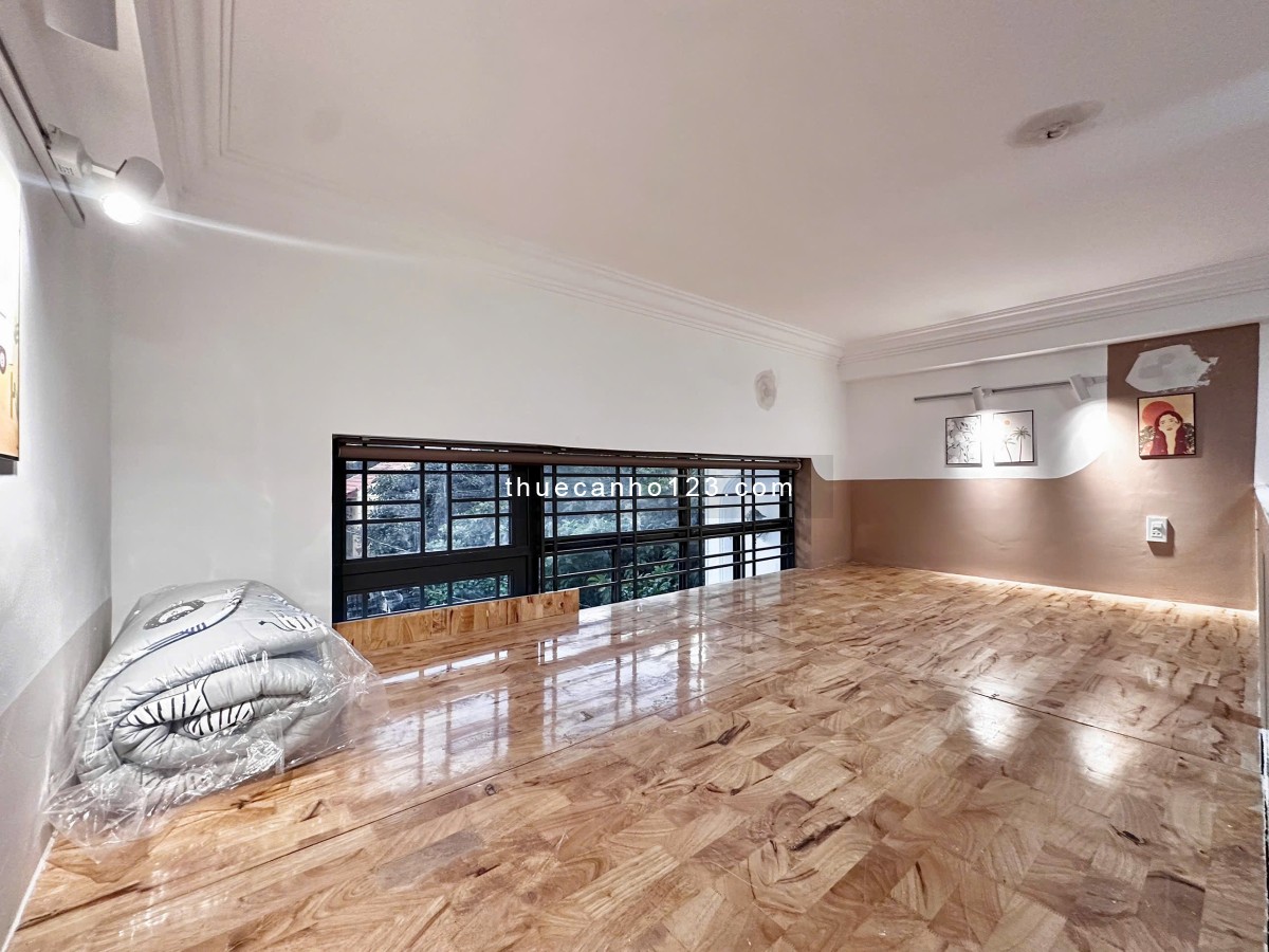 Căn hộ dạng duplex gác cao, có ban công thoáng mát, gần các trường ĐH Hutech,UEF,Hồng Bàng.