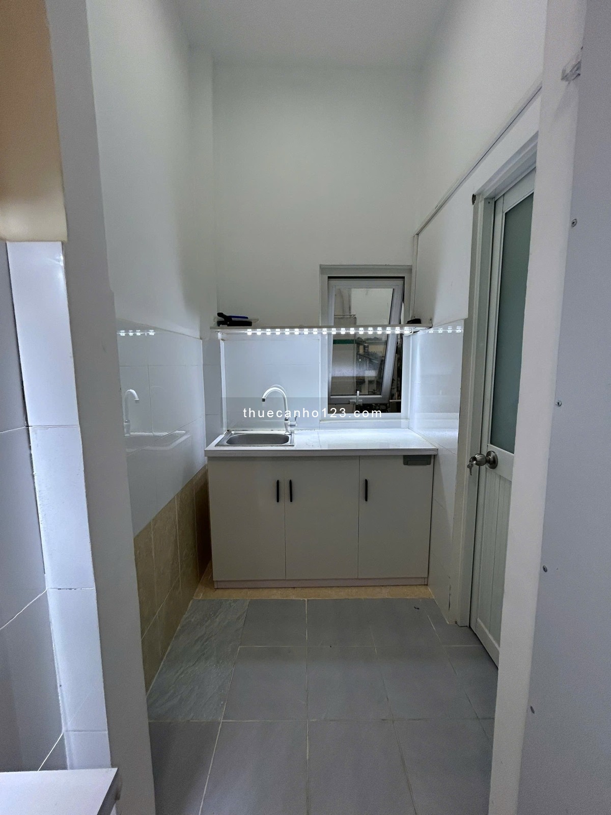 Cho thuê nguyên tầng 2 Phòng ngủ 1wc 70m2 thương lượng ở Đặng Tất Quận 1 gần chợ Tân Định, cầu Kiệu