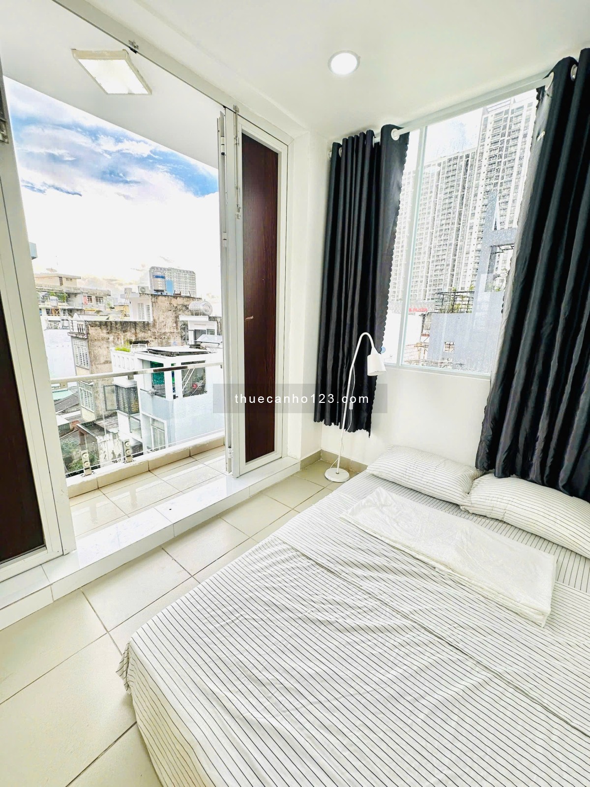 Cho thuê căn 2 phòng ngủ 1 phòng bếp ở Nguyễn Cảnh Chân quận 1, cửa sổ ban công view cao, nhà mới