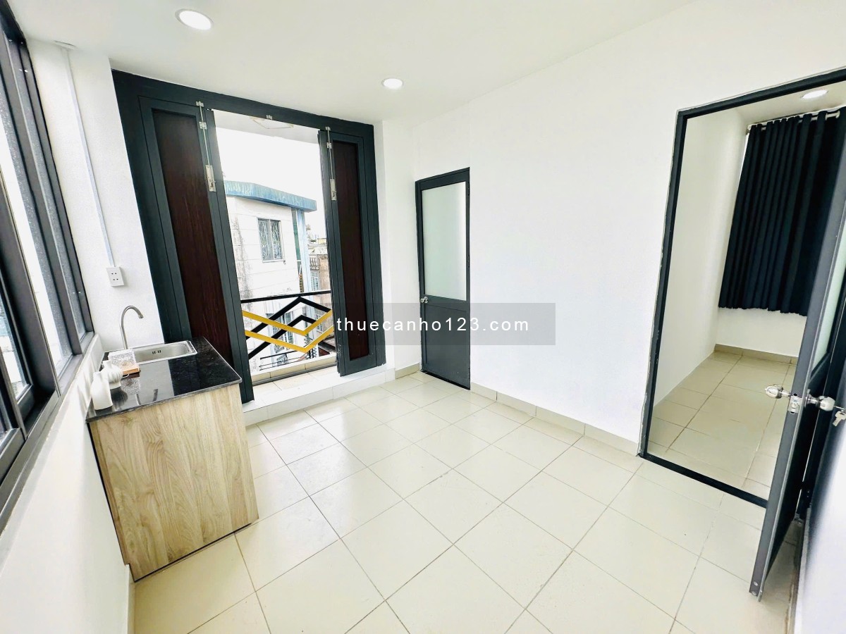 Cho thuê căn 2 phòng ngủ 1 phòng bếp ở Nguyễn Cảnh Chân quận 1, cửa sổ ban công view cao, nhà mới