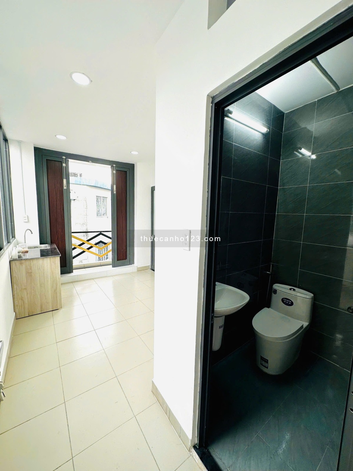 Cho thuê căn 2 phòng ngủ 1 phòng bếp ở Nguyễn Cảnh Chân quận 1, cửa sổ ban công view cao, nhà mới