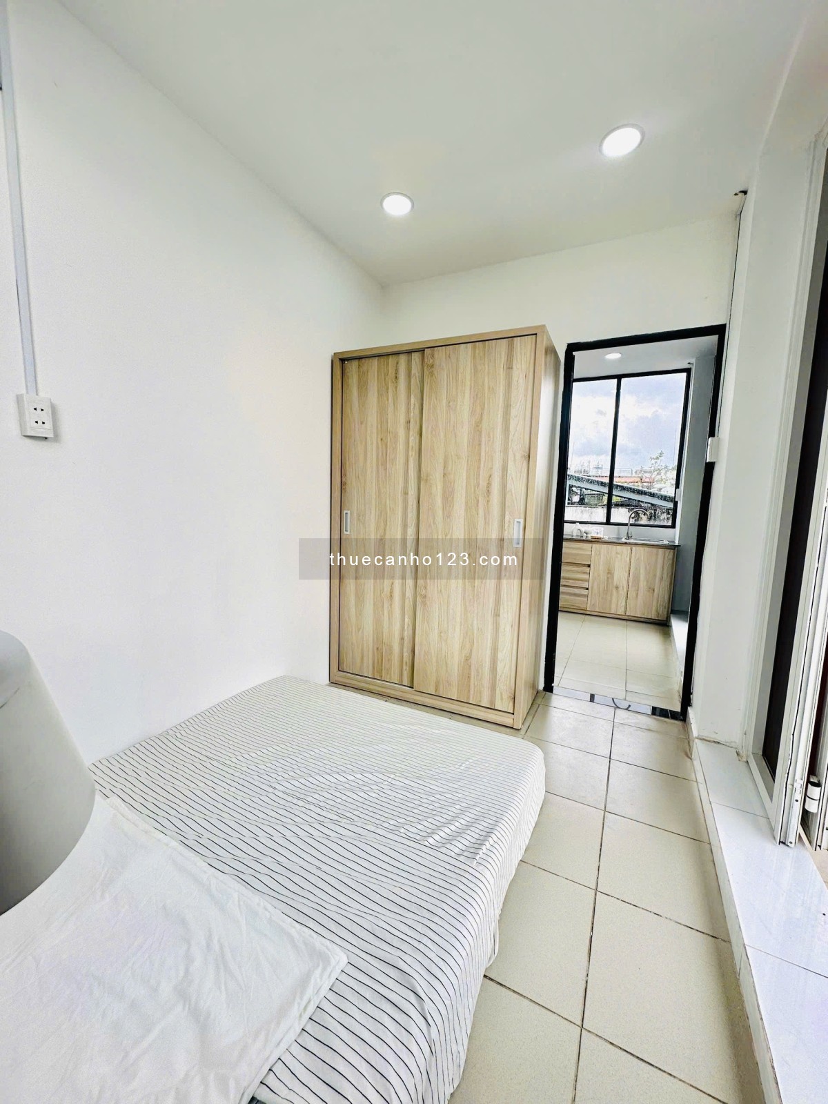 Cho thuê căn 2 phòng ngủ 1 phòng bếp ở Nguyễn Cảnh Chân quận 1, cửa sổ ban công view cao, nhà mới